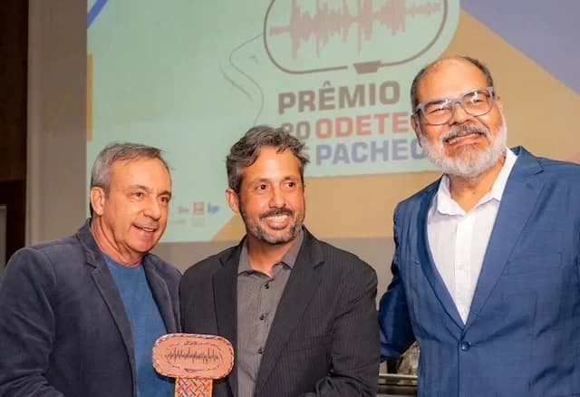 jornalista Mozart Luna, produtor e apresentador do Boletim Integração da Rede Gazeta de Rádios, Programa Circuito Mundo da TV Gazetanews, Diretor da Revista Fácil e do Portal luso/brasileiro Circuito Mundo, recebeu o prêmio Odete Pacheco de Comunicação